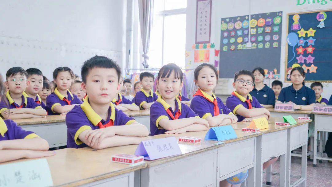 巧背古詩 最強大腦丨東外小學(xué)部巧借撲克牌玩轉(zhuǎn)古詩詞系列活動