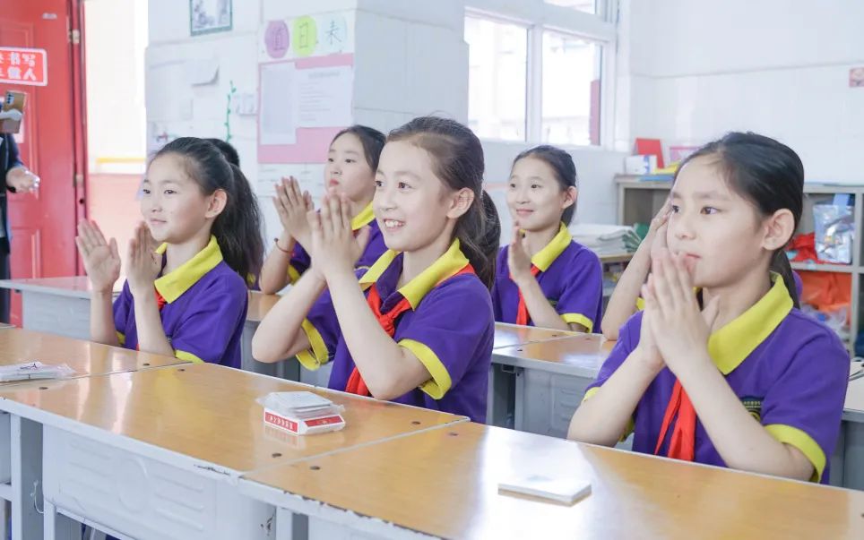 巧背古詩 最強大腦丨東外小學(xué)部巧借撲克牌玩轉(zhuǎn)古詩詞系列活動