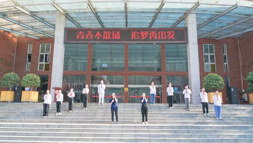 青春不散場(chǎng)，追夢(mèng)再出發(fā)——洛陽東外2022屆小學(xué)生畢業(yè)典禮