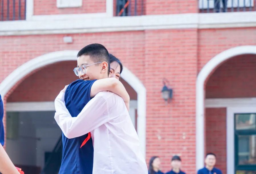 青春不散場(chǎng)，追夢(mèng)再出發(fā)——洛陽東外2022屆小學(xué)生畢業(yè)典禮