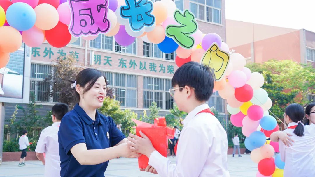 青春不散場(chǎng)，追夢(mèng)再出發(fā)——洛陽東外2022屆小學(xué)生畢業(yè)典禮