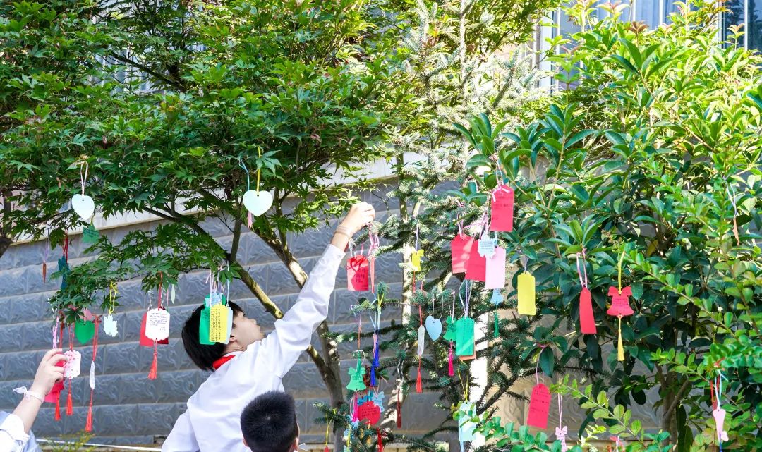 青春不散場(chǎng)，追夢(mèng)再出發(fā)——洛陽東外2022屆小學(xué)生畢業(yè)典禮