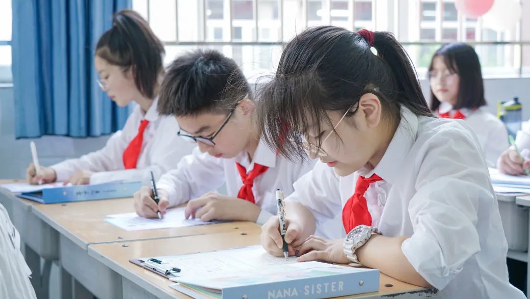 青春不散場(chǎng)，追夢(mèng)再出發(fā)——洛陽東外2022屆小學(xué)生畢業(yè)典禮