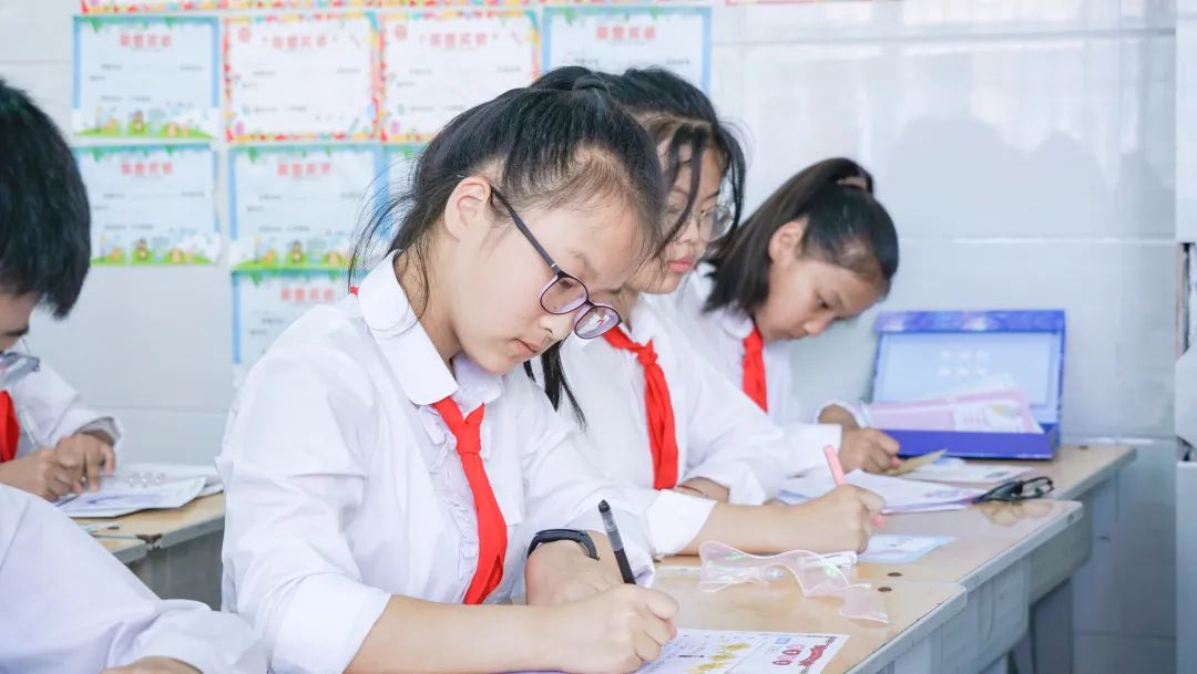 青春不散場(chǎng)，追夢(mèng)再出發(fā)——洛陽東外2022屆小學(xué)生畢業(yè)典禮