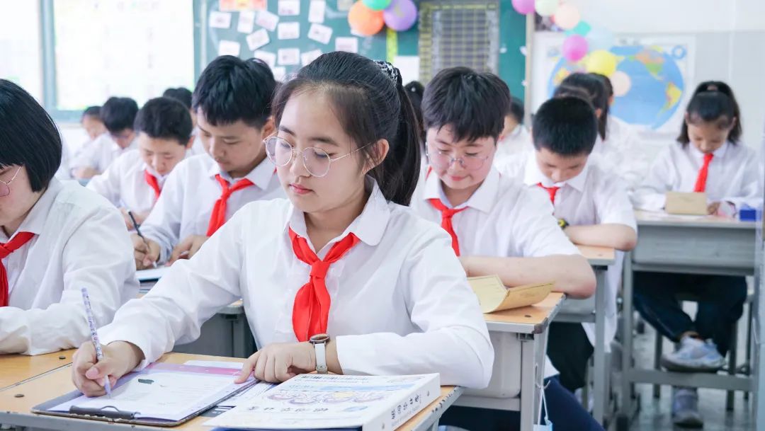 青春不散場(chǎng)，追夢(mèng)再出發(fā)——洛陽東外2022屆小學(xué)生畢業(yè)典禮