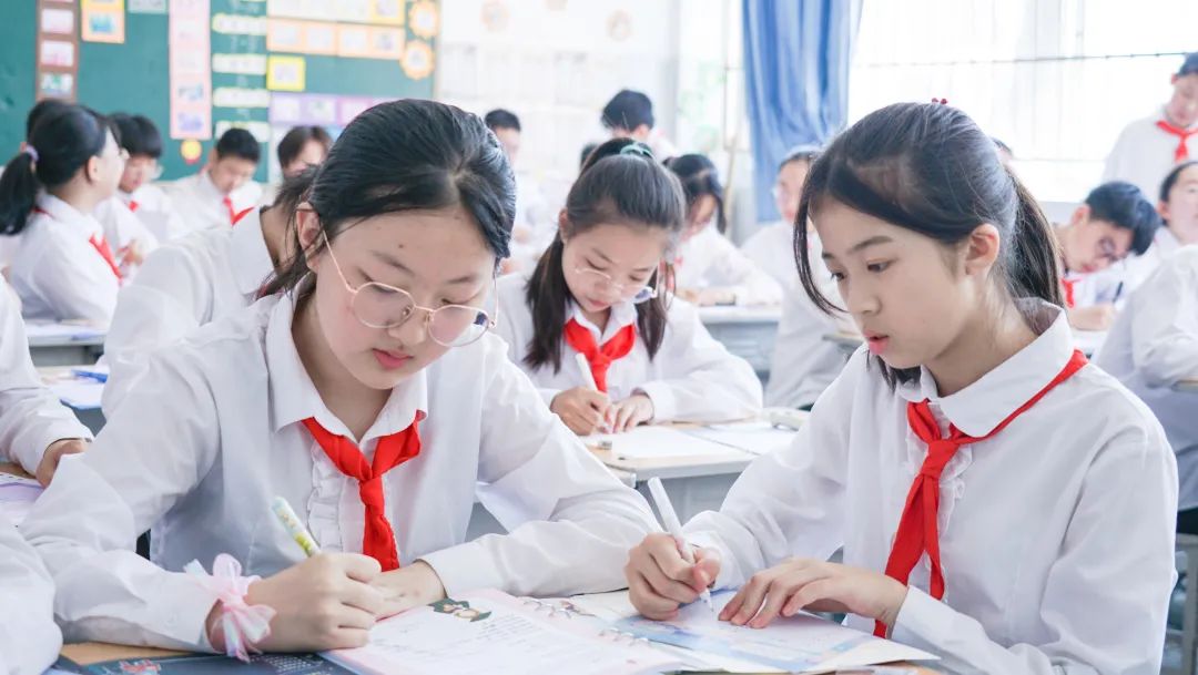 青春不散場(chǎng)，追夢(mèng)再出發(fā)——洛陽東外2022屆小學(xué)生畢業(yè)典禮