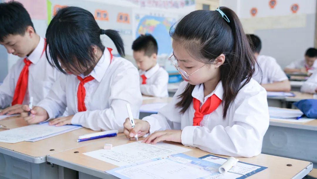 青春不散場(chǎng)，追夢(mèng)再出發(fā)——洛陽東外2022屆小學(xué)生畢業(yè)典禮